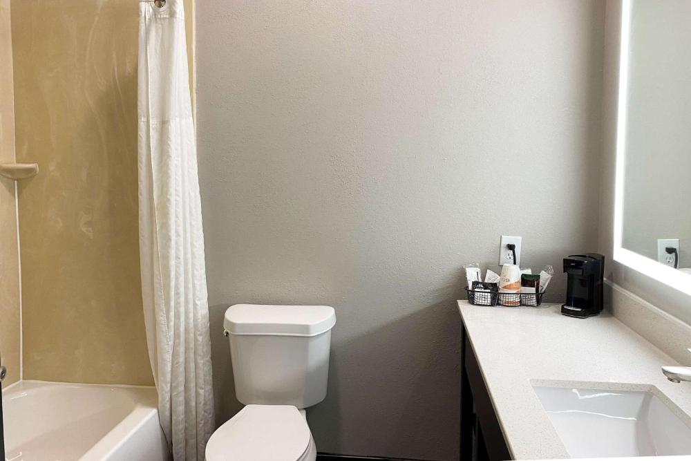 King Room - Non-Smoking interior